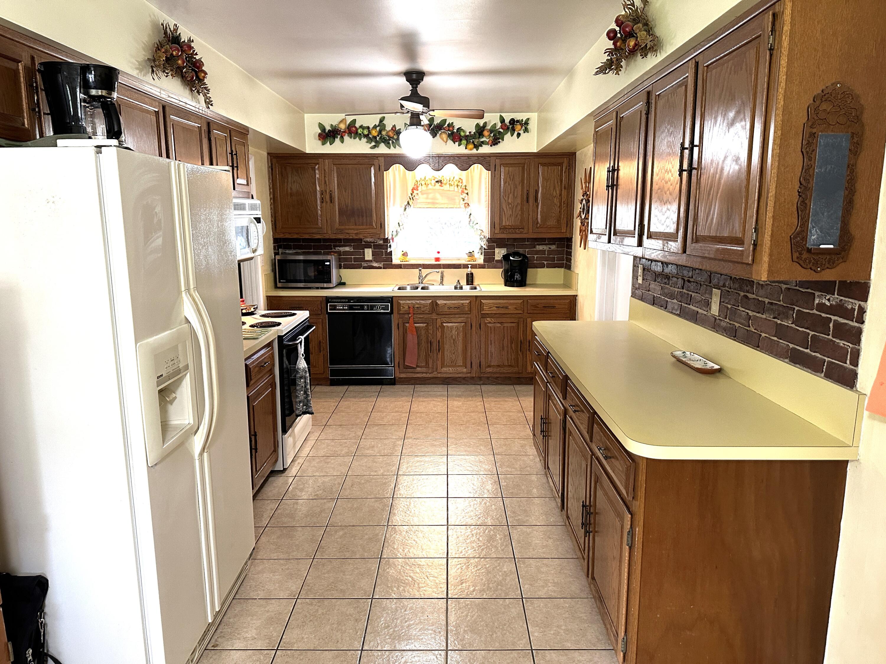 3751 Northeast 5th Avenue Boca Raton, FL 33431 - Photo 9 of 28 kitchen