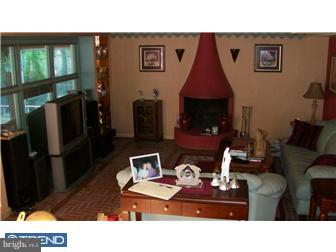 8850 Rising Sun Avenue Philadelphia, PA 19115 - Photo 10 of 12 Family Room