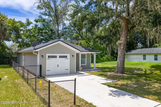 a house view with a sink and yard
