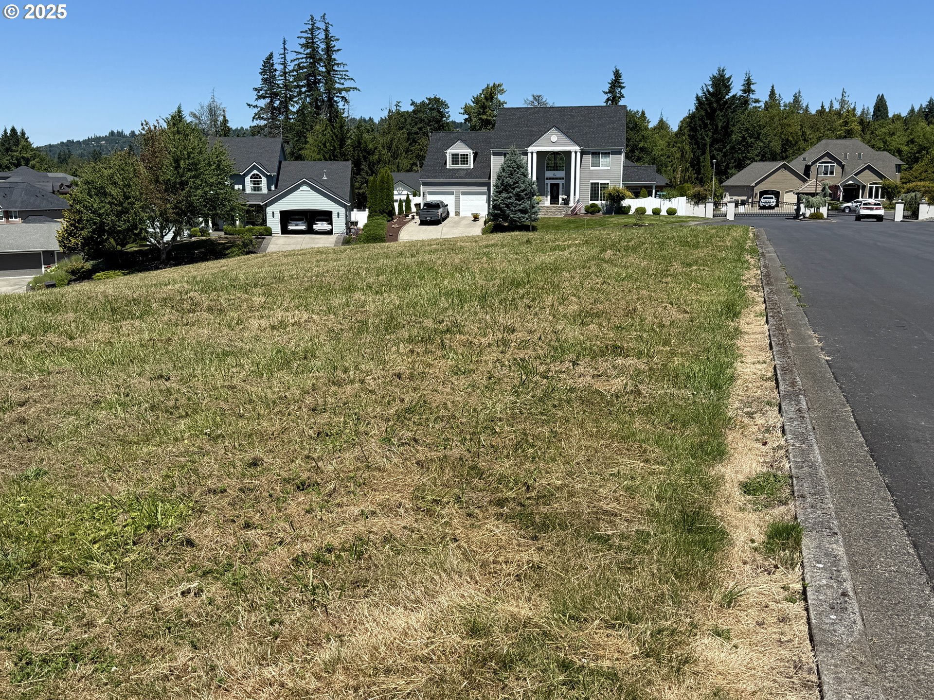 1 Center Court Longview, WA 98632 - Photo 6 of 21 a front view of a house with a yard