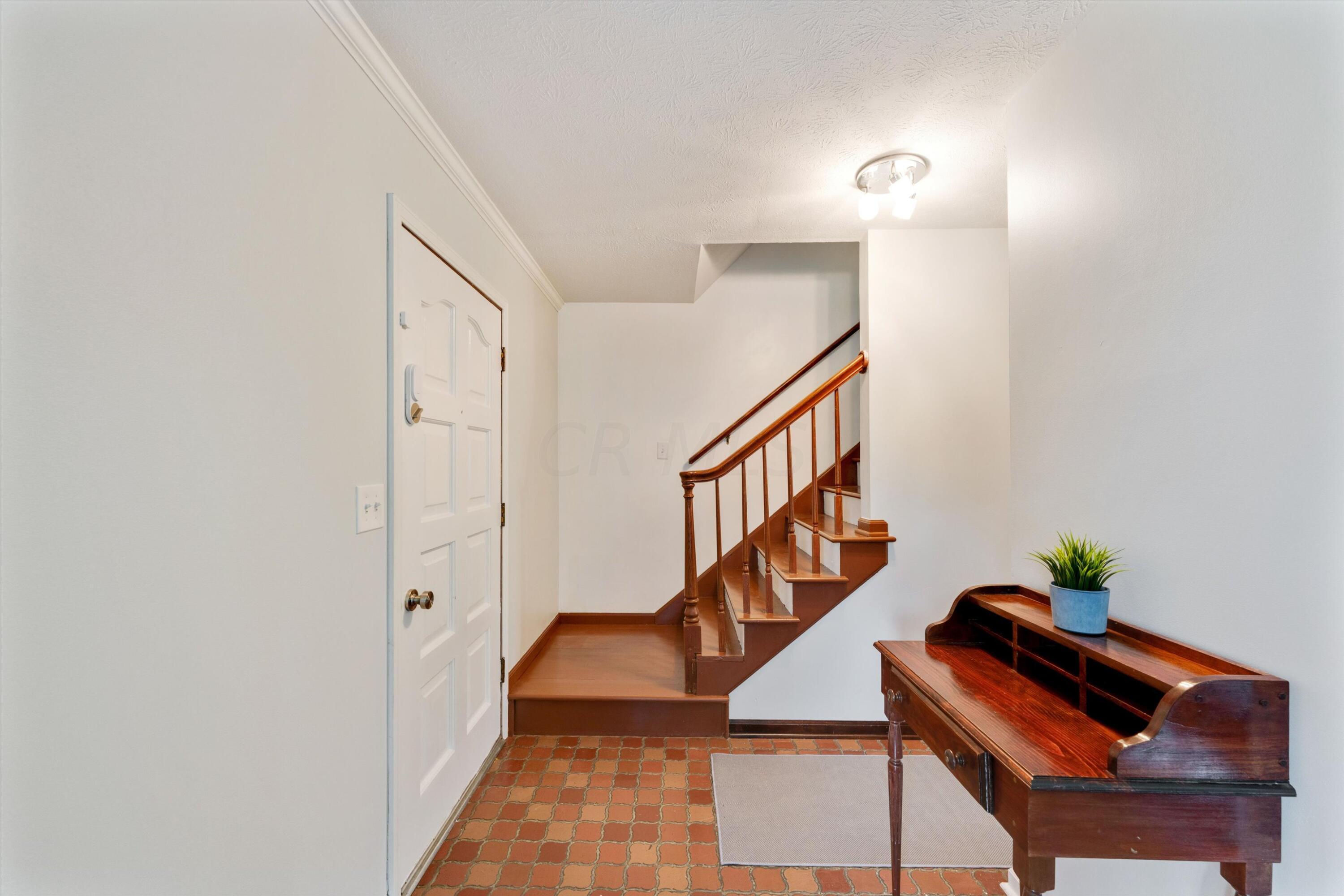 1648 Sandhurst Road Columbus, OH 43229 - Photo 4 of 41 Entry