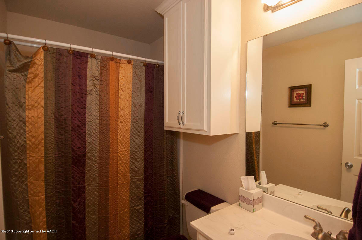 5237 Royce Drive Amarillo, TX 79110 - Photo 18 of 27 BATHROOM 2 VIEW 1