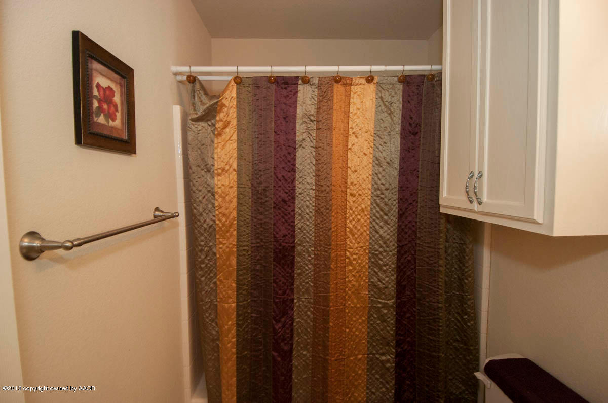 5237 Royce Drive Amarillo, TX 79110 - Photo 19 of 27 BATHROOM 2 VIEW 2