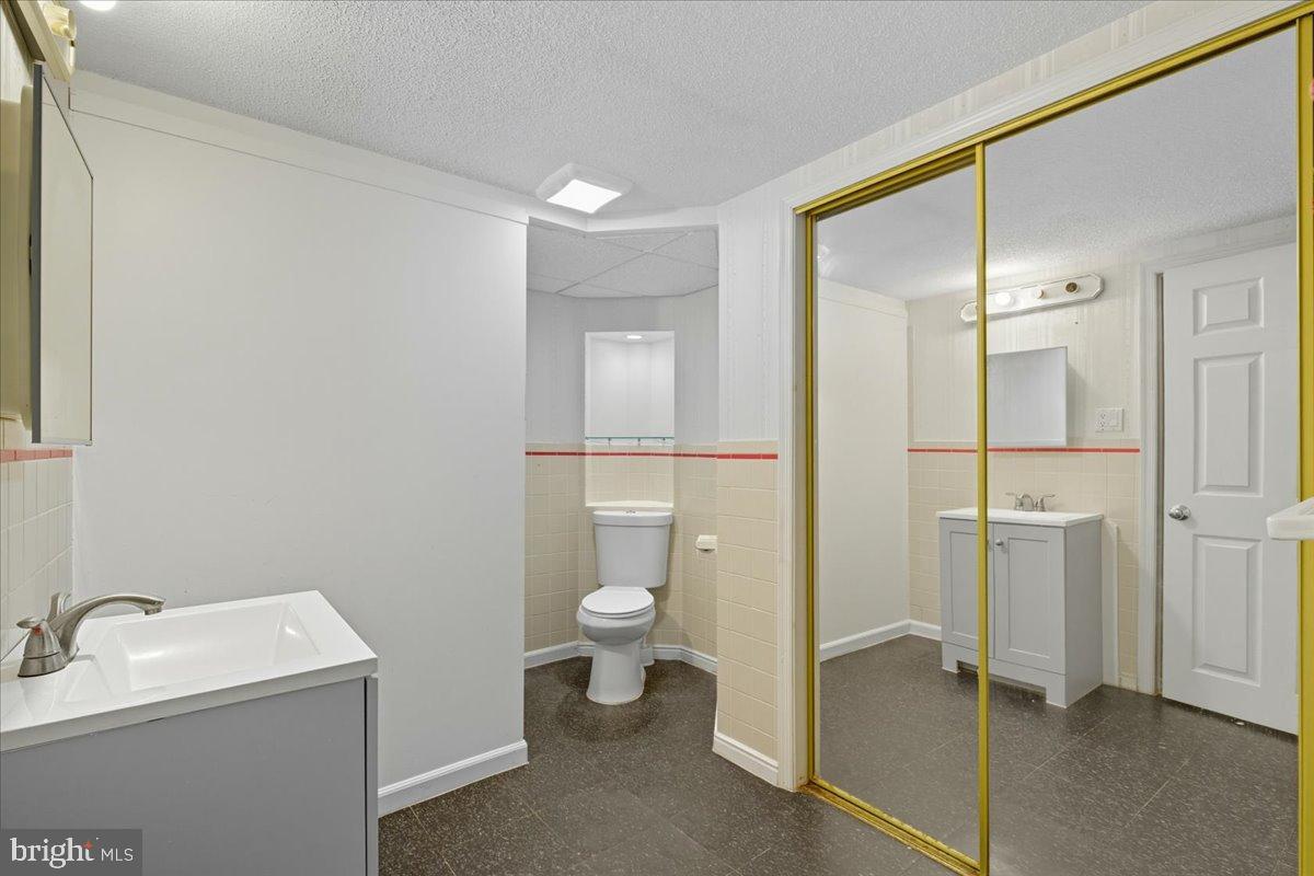 619 Aspen Lane Edgewood, MD 21040 - Photo 26 of 35 a bathroom with a toilet sink and shower