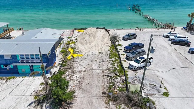 a picture of a lake view