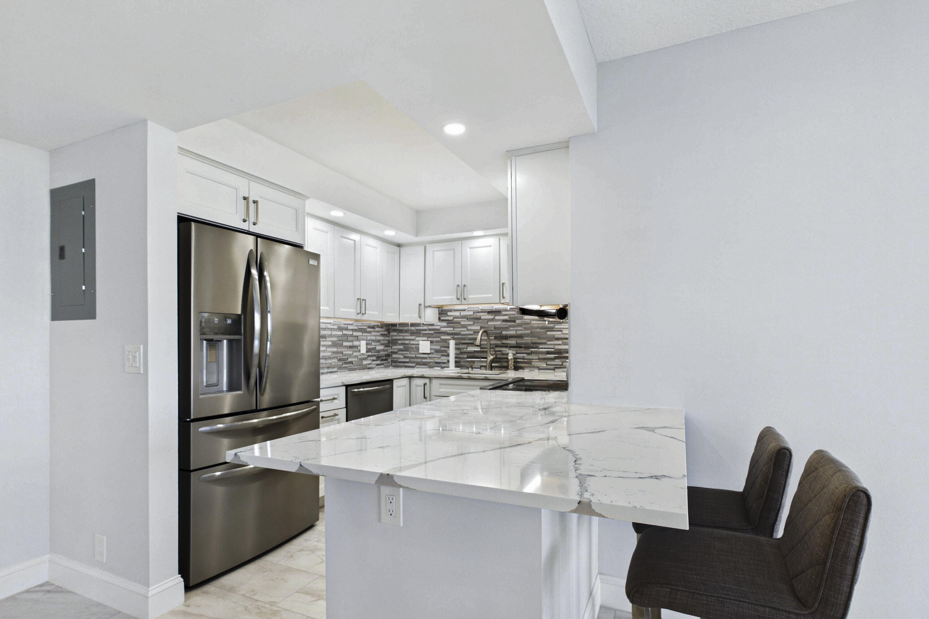 336 Golfview Road, Unit 708 North Palm Beach, FL 33408 - Photo 10 of 61 Kitchen Island