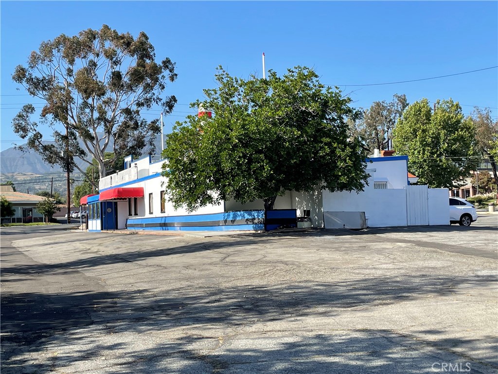 962 West Foothill Boulevard Claremont, CA 91711 - Photo 5 of 11 a front view of a house with a yard