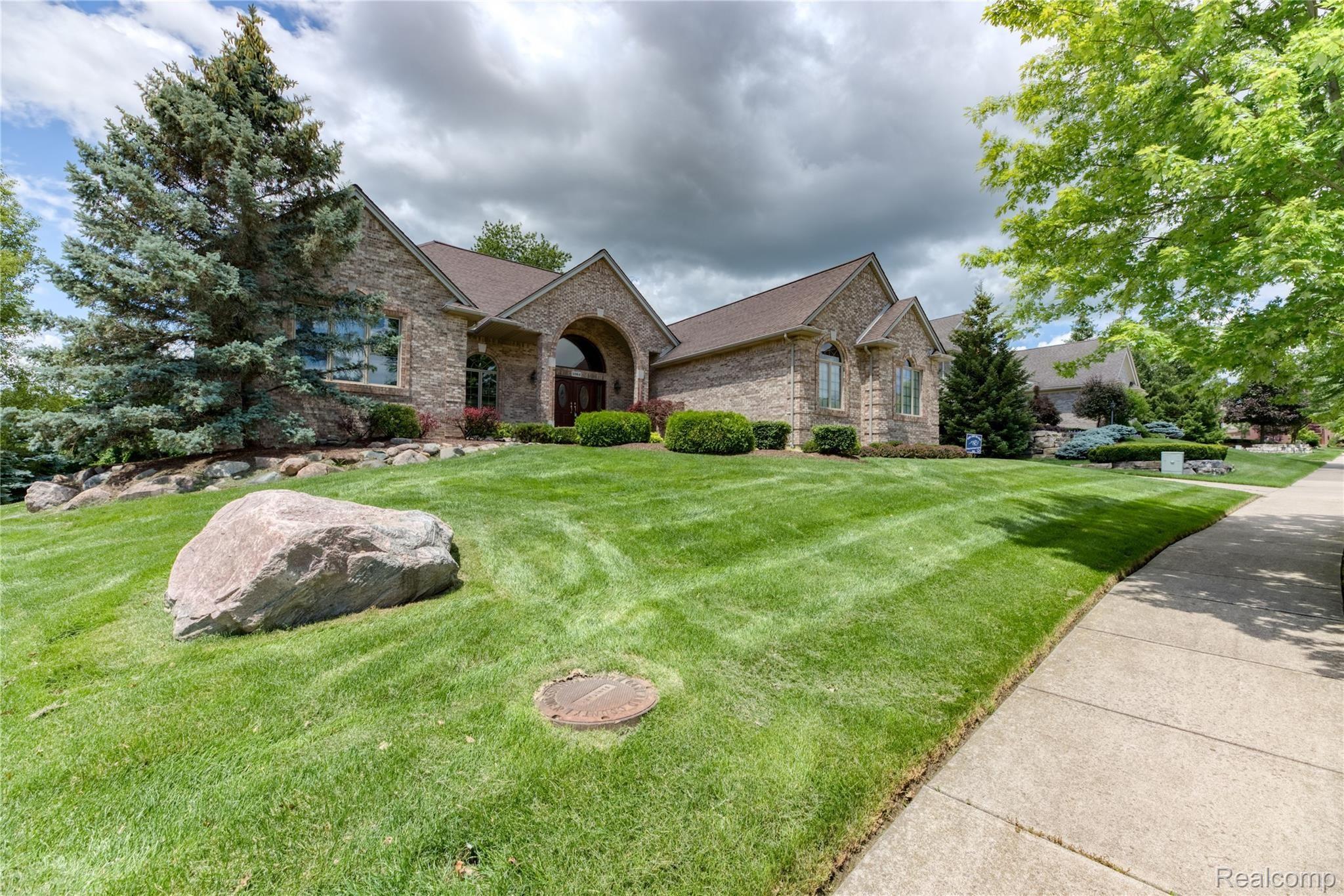 1064 Autumnview Drive Rochester, MI 48307 - Photo 3 of 40 1064Autumnview-39.jpg