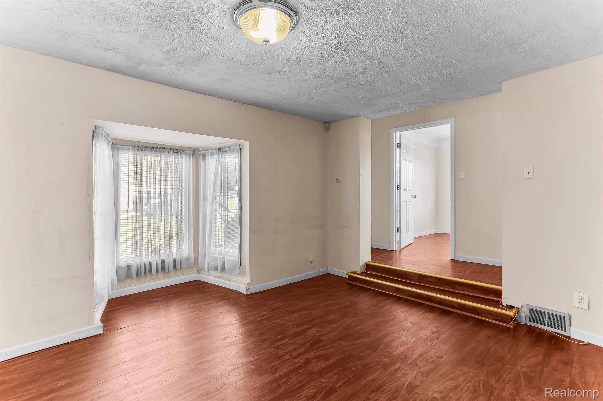 23863 Middlebelt Road Farmington, MI 48336 - Photo 5 of 22 Living Room