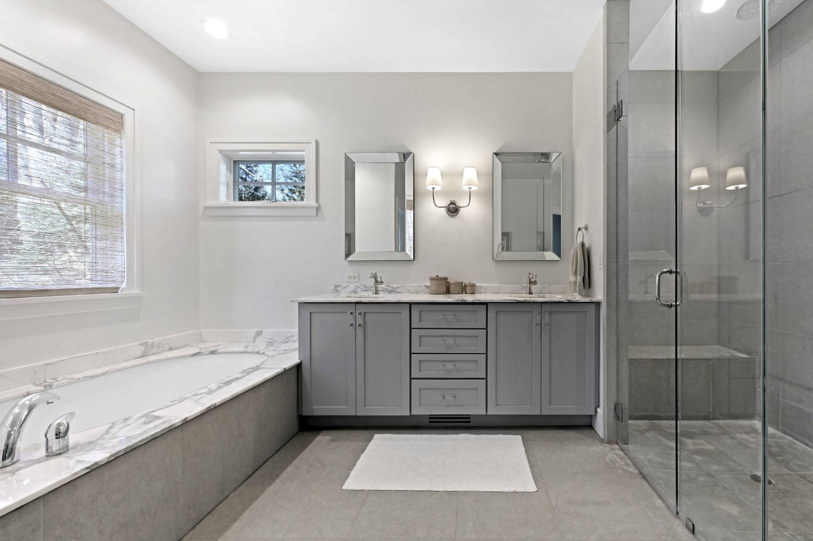 60 Jagger Lane Westhampton, NY 11977 - Photo 14 of 35 a bathroom with a tub a sink and mirror