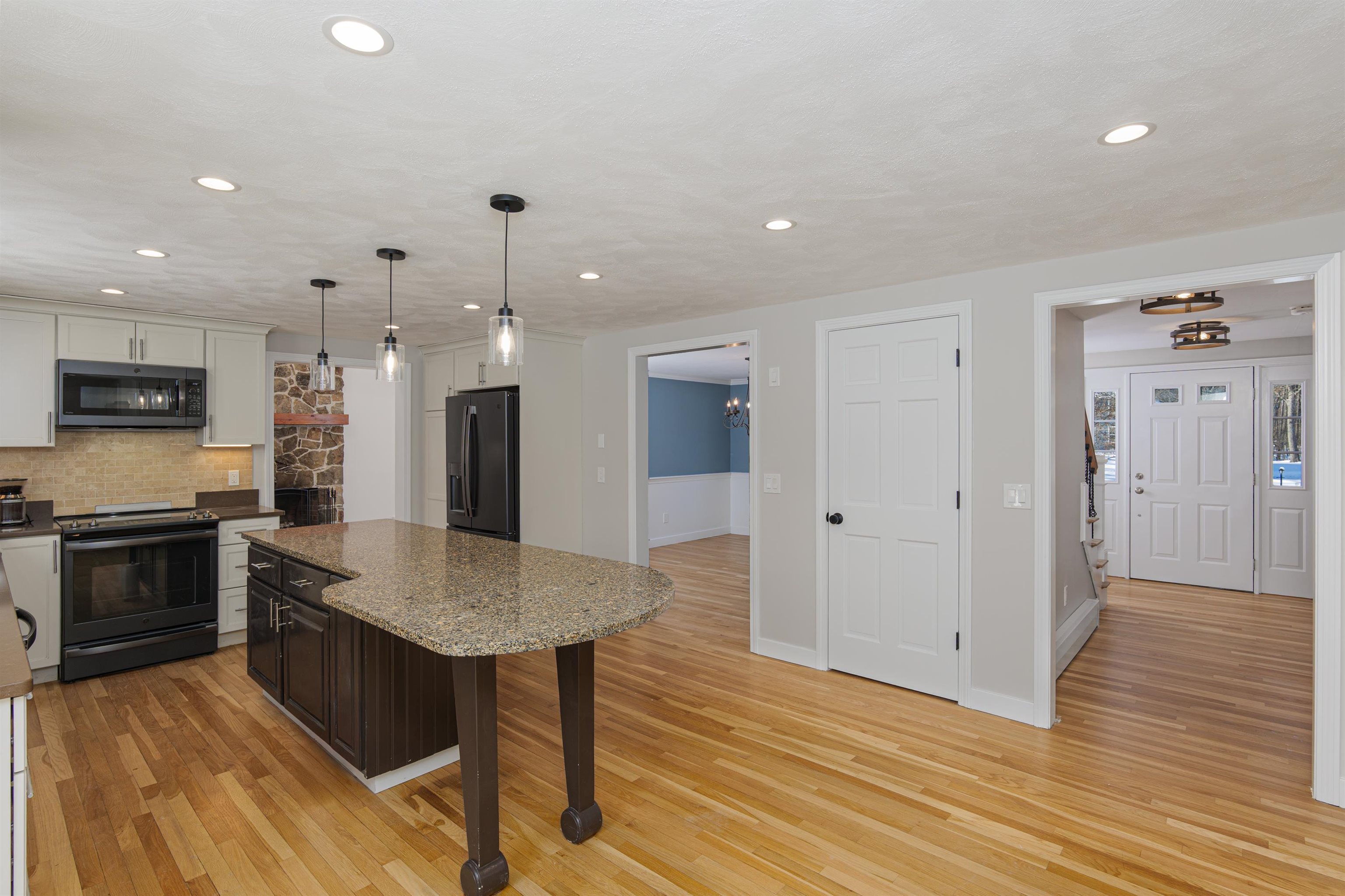 53 Munroe Drive Hampstead, NH 03826 - Photo 11 of 44