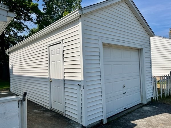 27 Warwick Road Chicopee, MA 01020 - Photo 2 of 38 Gallery Image 2