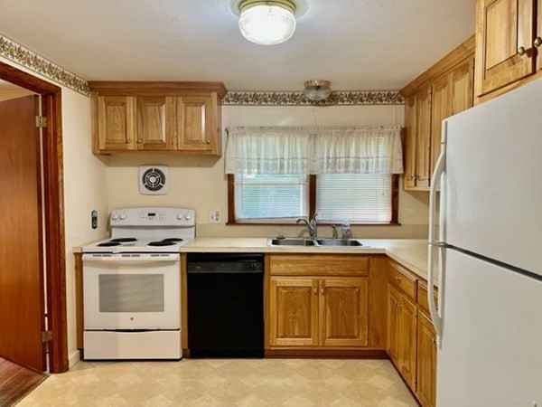 27 Warwick Road Chicopee, MA 01020 - Photo 6 of 38 Gallery Image 6