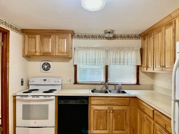 27 Warwick Road Chicopee, MA 01020 - Photo 8 of 38 Gallery Image 8