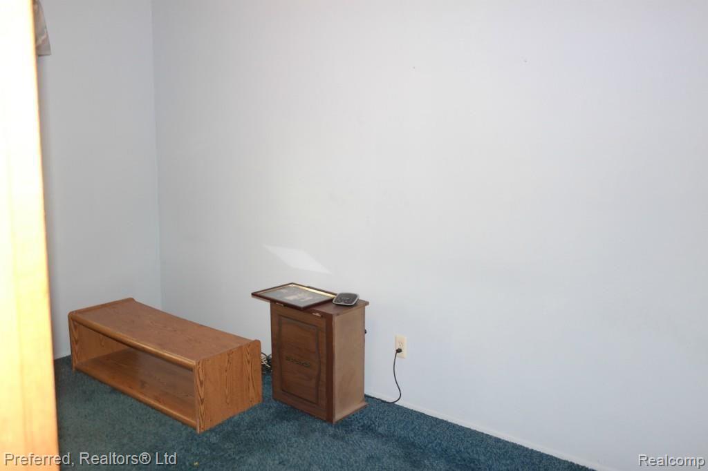 24335 Waltz Road New Boston, MI 48164 - Photo 9 of 17 SAM_1974.jpg