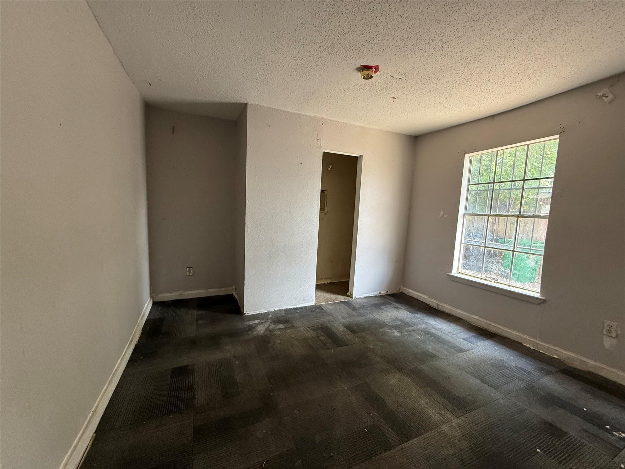1709 Hussion Street Houston, TX 77003 - Photo 11 of 12 an empty room with windows