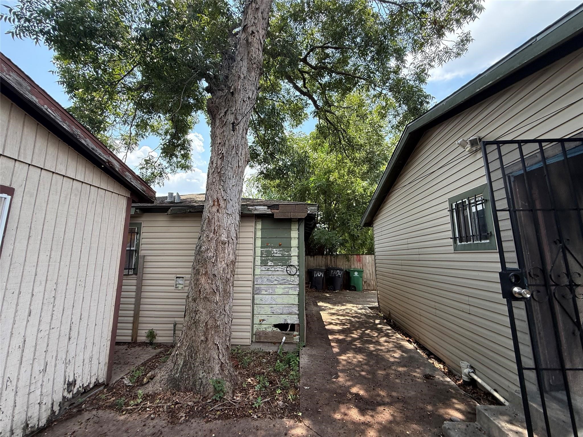 1709 Hussion Street Houston, TX 77003 - Photo 3 of 12 a backyard of a house with lots of green space