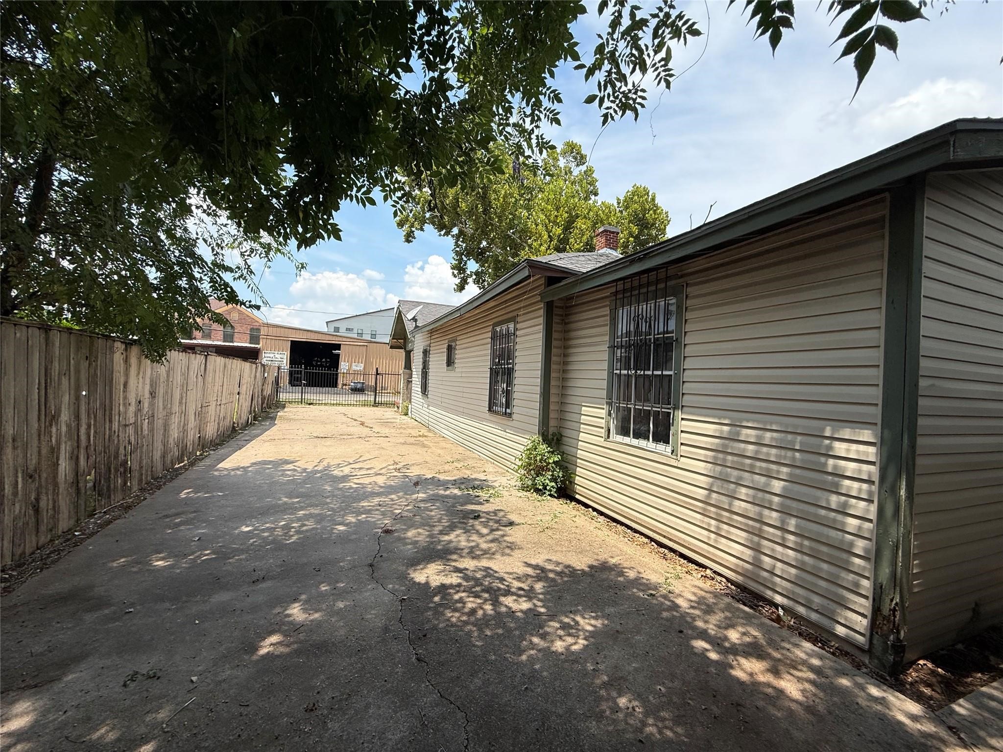 1709 Hussion Street Houston, TX 77003 - Photo 4 of 12 a porch with seating space