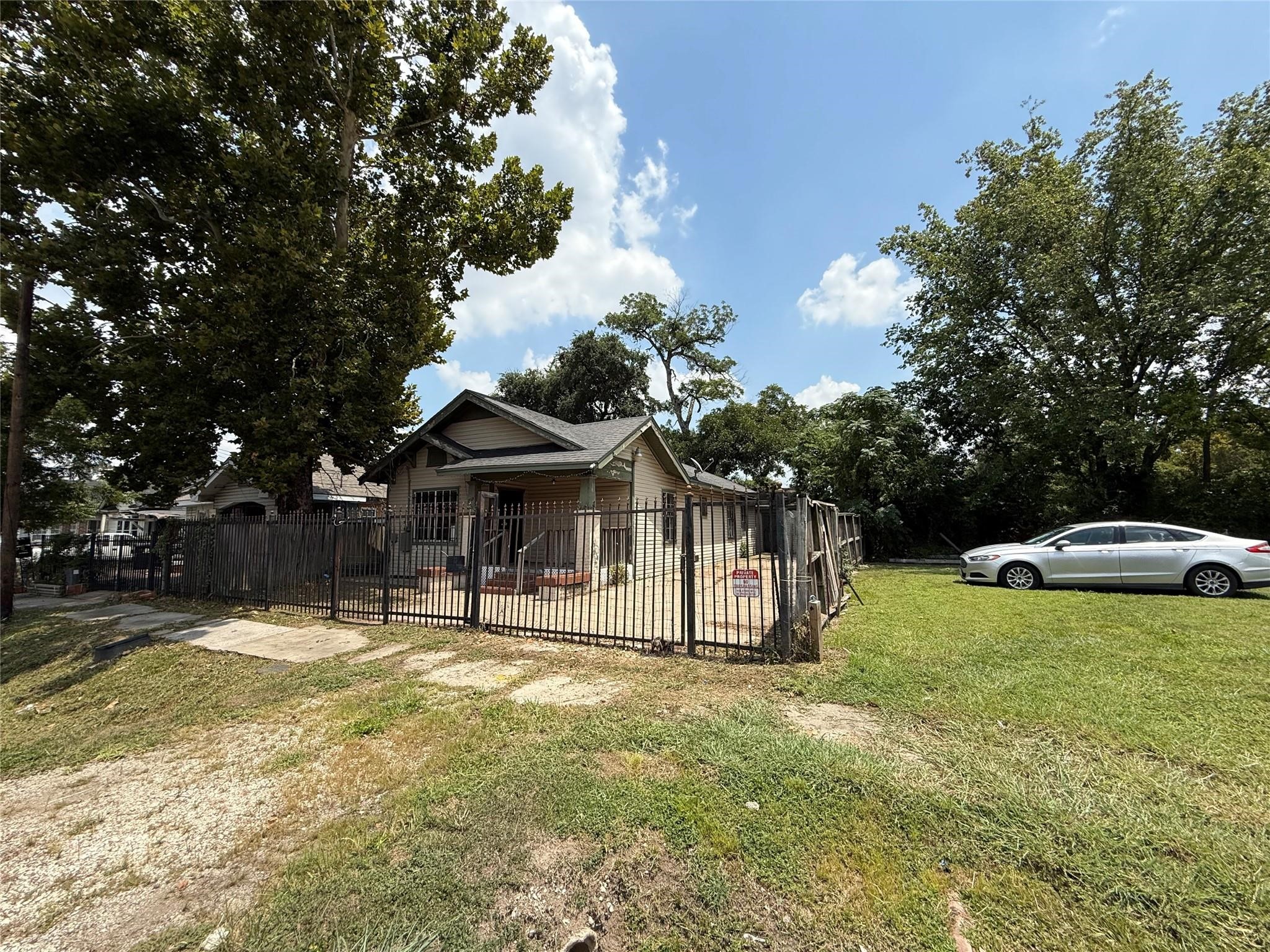 1709 Hussion Street Houston, TX 77003 - Photo 5 of 12 a view of a house with a outdoor space