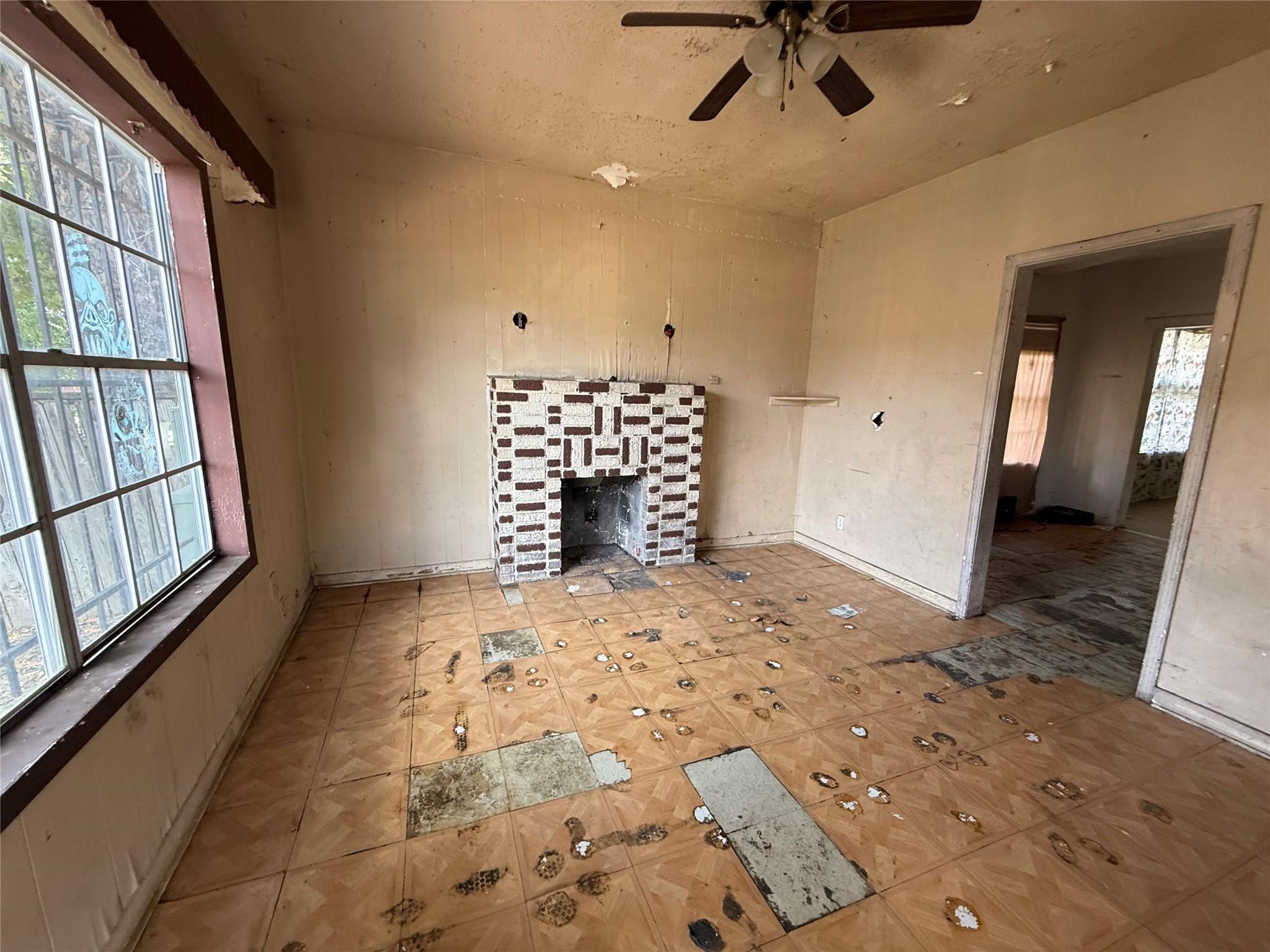 1709 Hussion Street Houston, TX 77003 - Photo 8 of 12 a view of an empty room and a window