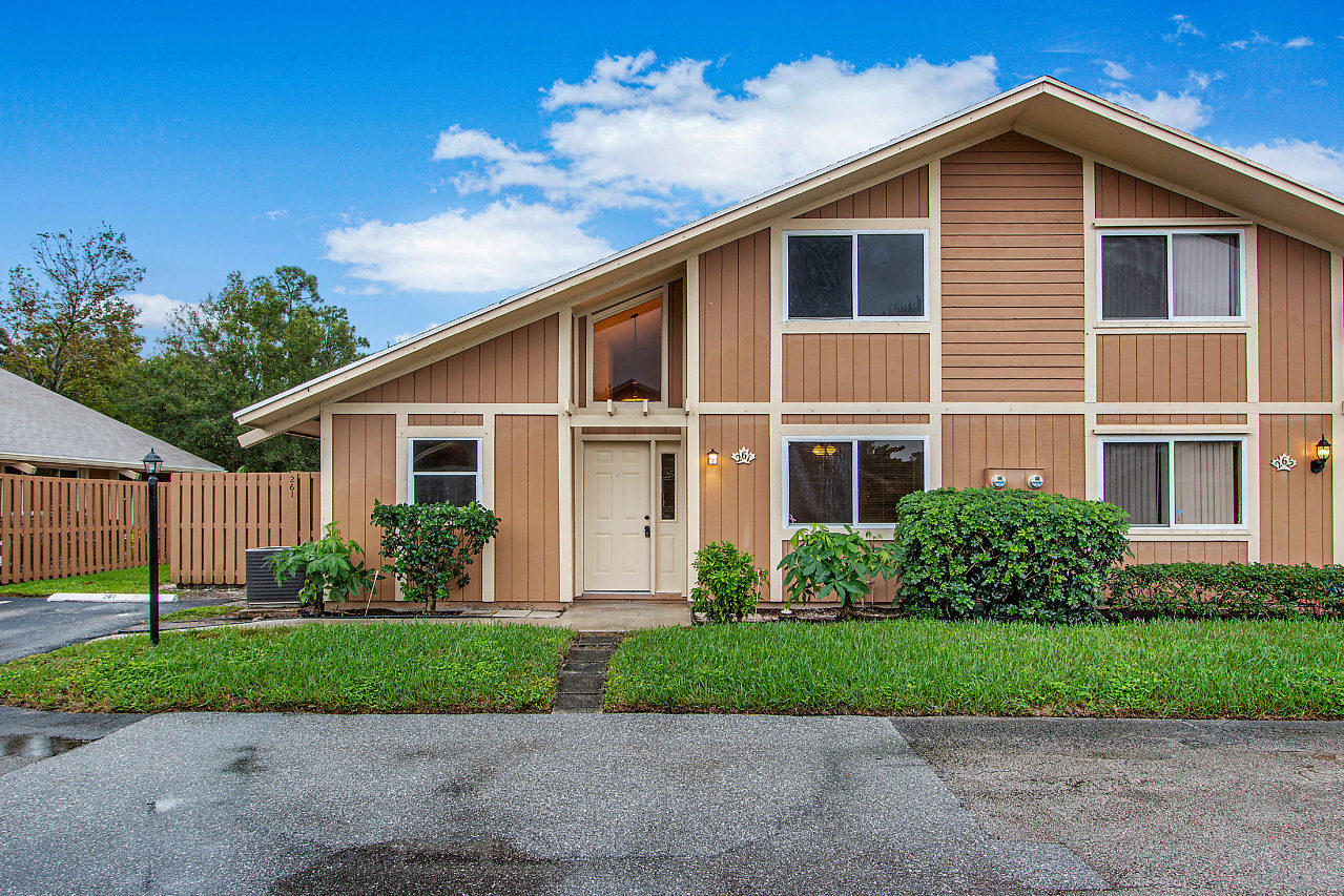 261 Maplecrest Circle Jupiter, FL 33458 - Photo 2 of 28 002-261MapleCrestCir-Jupiter-FL-small