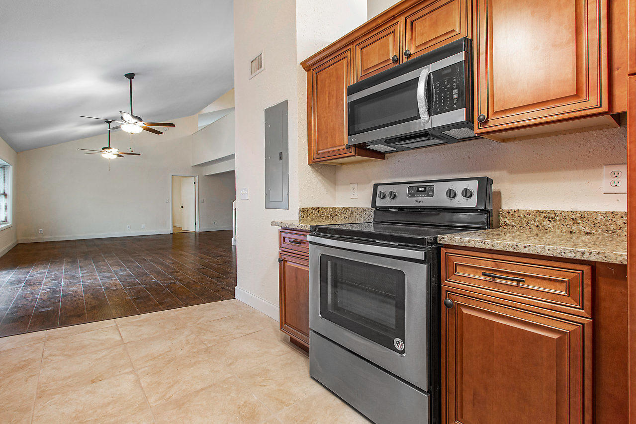 261 Maplecrest Circle Jupiter, FL 33458 - Photo 4 of 28 011-261MapleCrestCir-Jupiter-FL-small