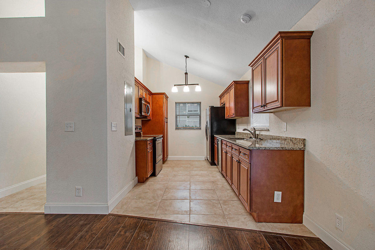 261 Maplecrest Circle Jupiter, FL 33458 - Photo 5 of 28 008-261MapleCrestCir-Jupiter-FL-small