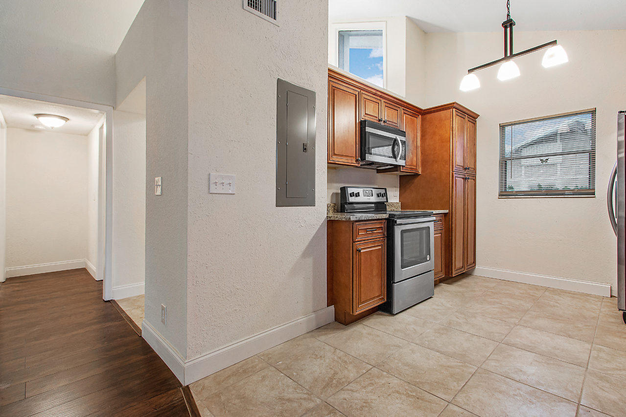 261 Maplecrest Circle Jupiter, FL 33458 - Photo 6 of 28 010-261MapleCrestCir-Jupiter-FL-small
