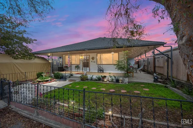 a view of a house with backyard and sitting area