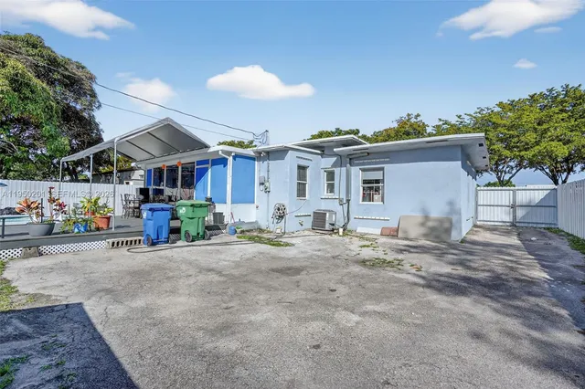 a view of a backyard