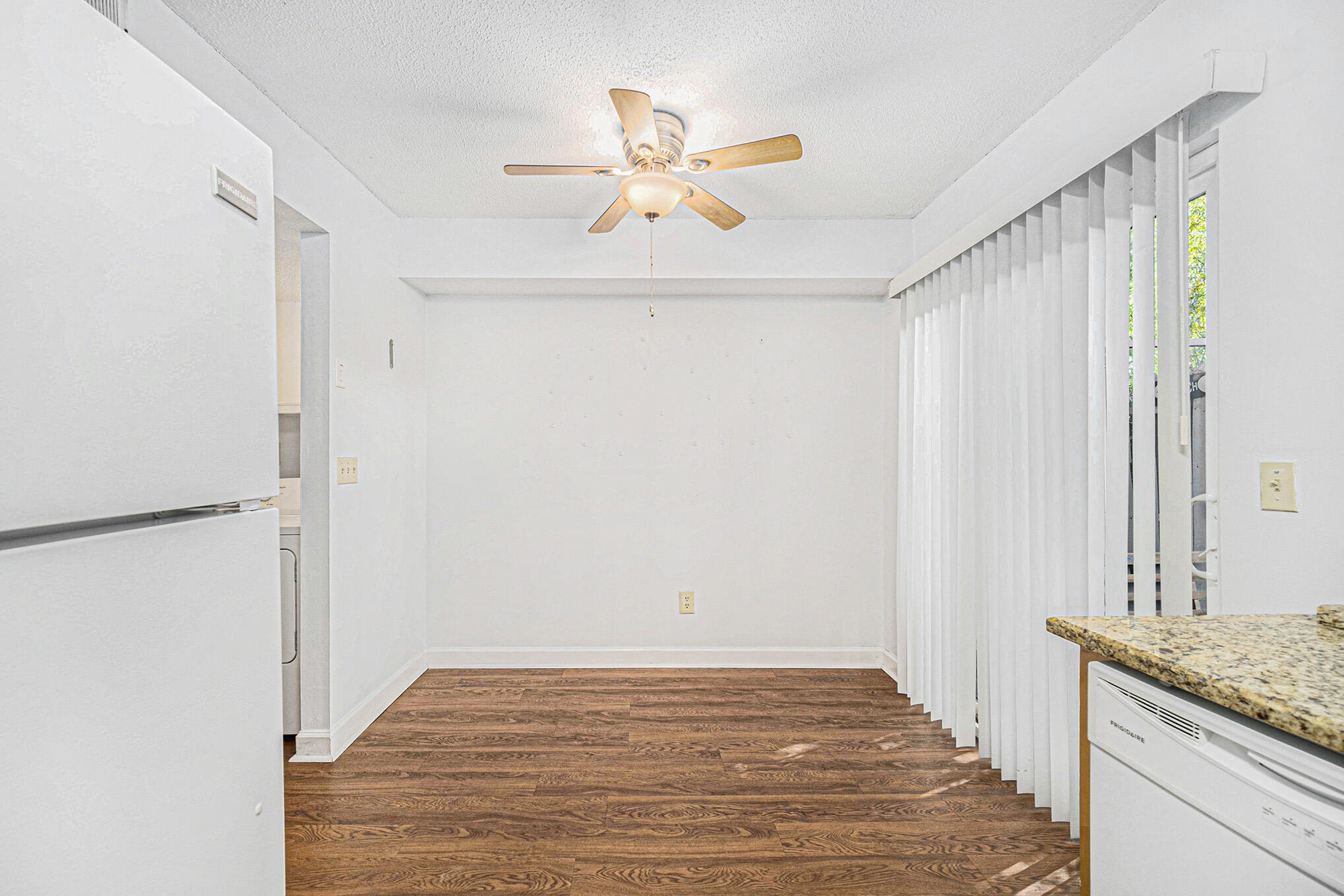 21 Rivers Point Row, Unit 8C Charleston, SC 29412 - Photo 11 of 24 Eat-in-kitchen