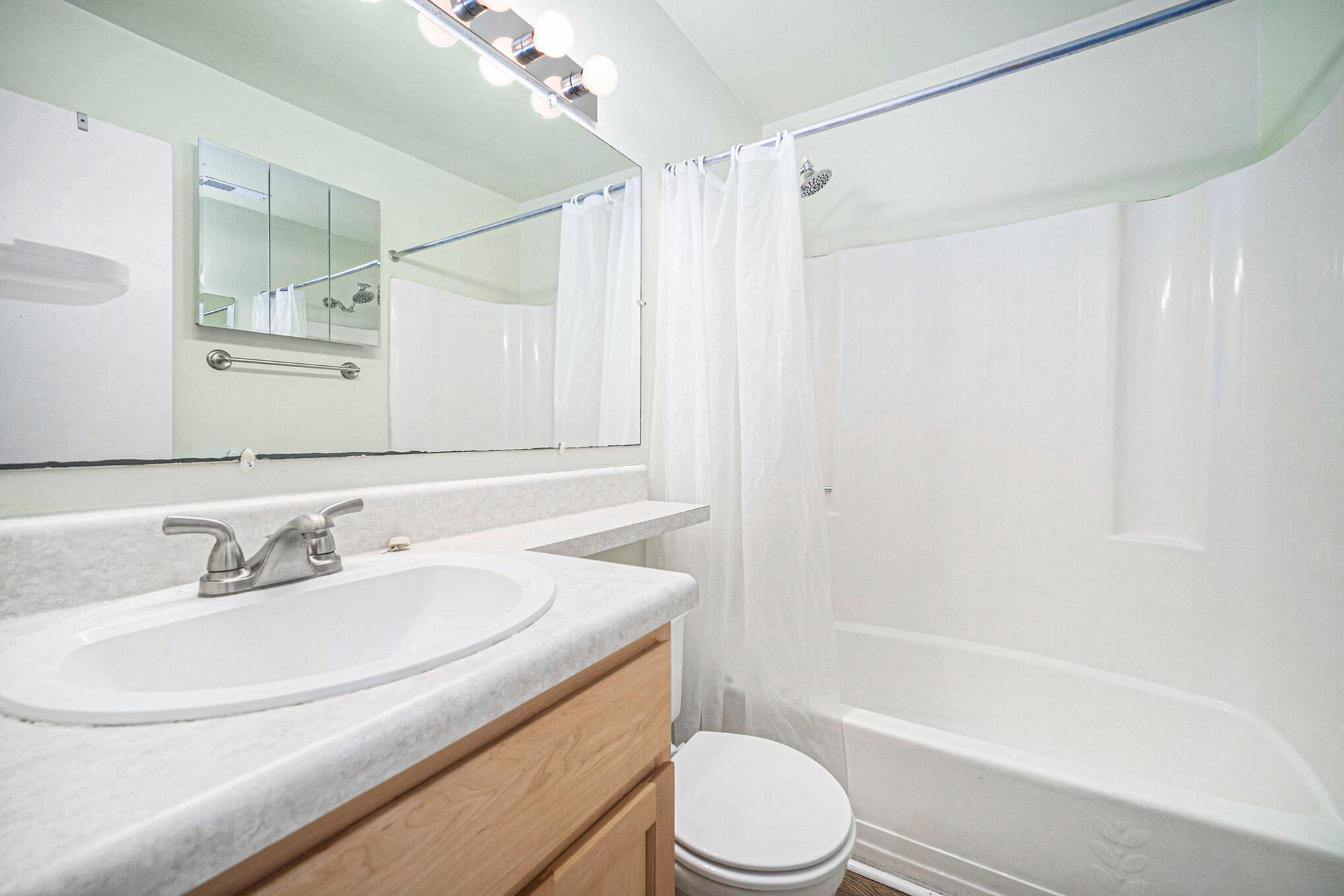 21 Rivers Point Row, Unit 8C Charleston, SC 29412 - Photo 16 of 24 Full Bathroom Upstairs