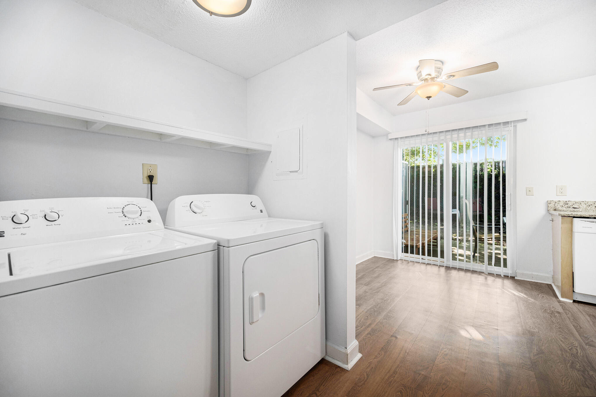 21 Rivers Point Row, Unit 8C Charleston, SC 29412 - Photo 7 of 24 Washer and Dryer