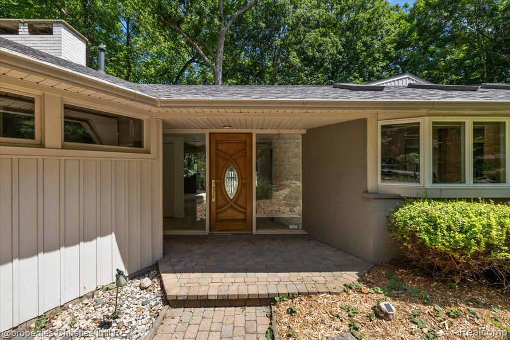 34448 Quaker Valley Road Farmington Hills, MI 48331 - Photo 3 of 42 Gallery Image 3