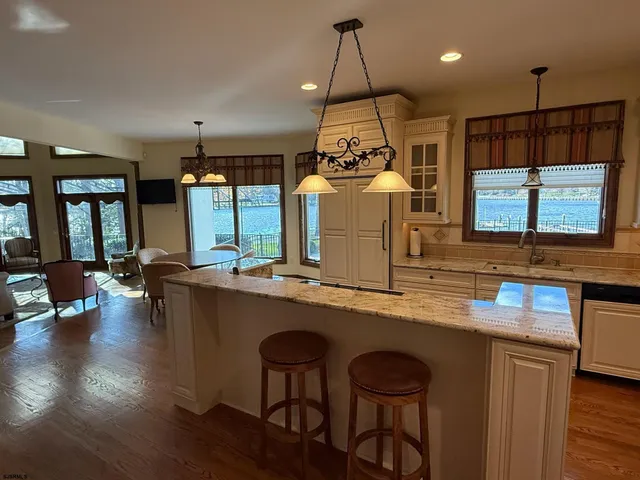 a view of entryway with livingroom