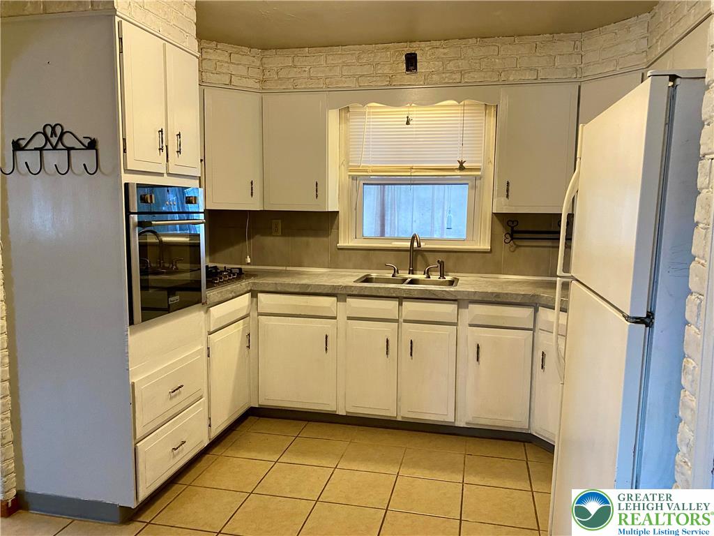 3042 Middletown Road Bethlehem, PA 18020 - Photo 7 of 17