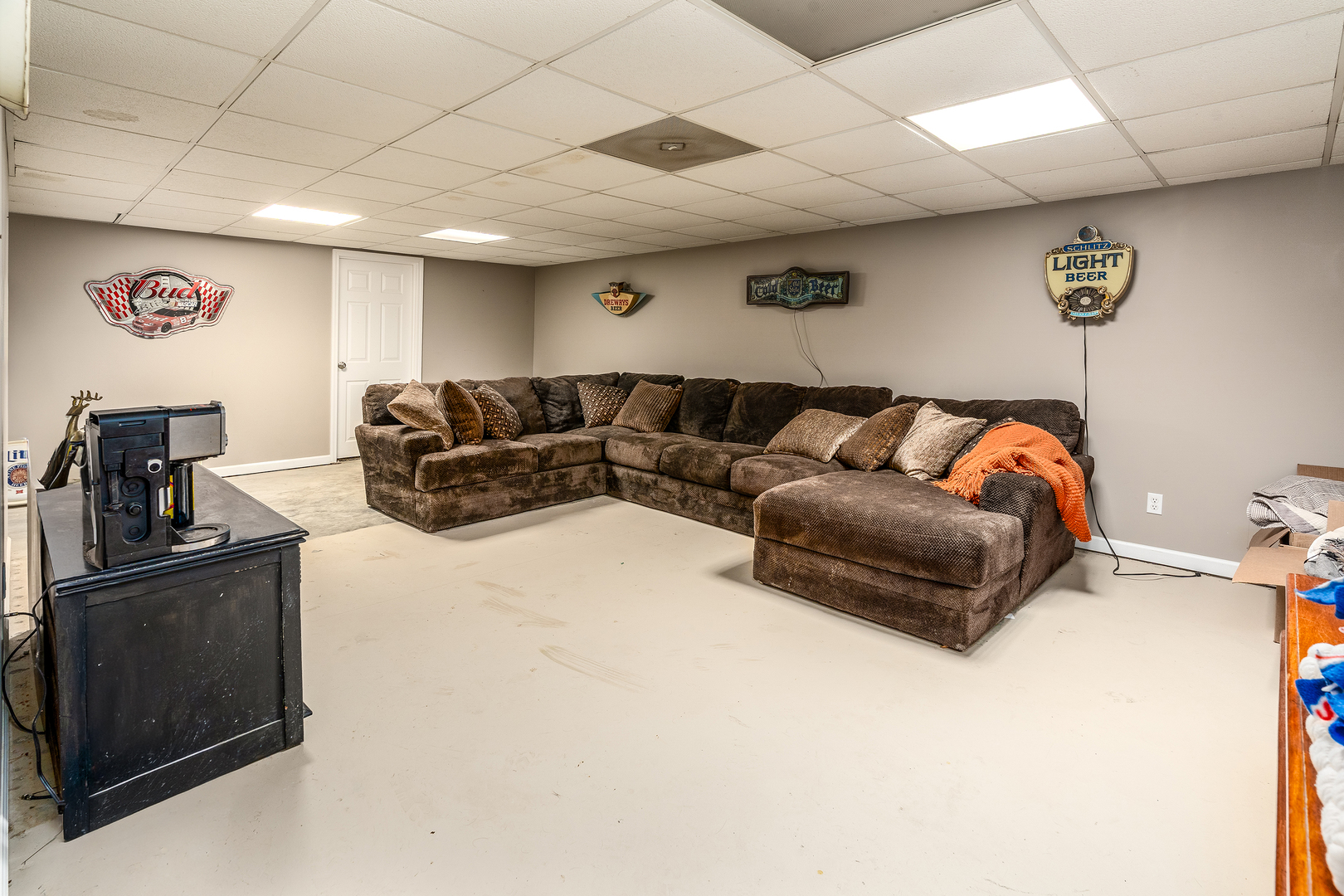 3538 Bell Lane Du Quoin, IL 62832 - Photo 37 of 44 a living room with furniture and a flat screen tv
