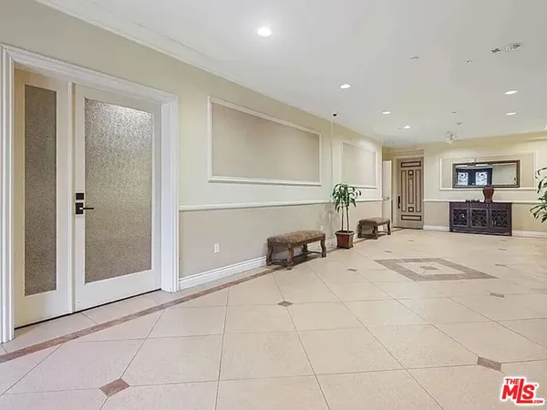$4,195 | 1135 South Shenandoah Street, Unit 2A, Los Angeles, CA 90035