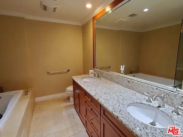 $4,195 | 1135 South Shenandoah Street, Unit 2A, Los Angeles, CA 90035