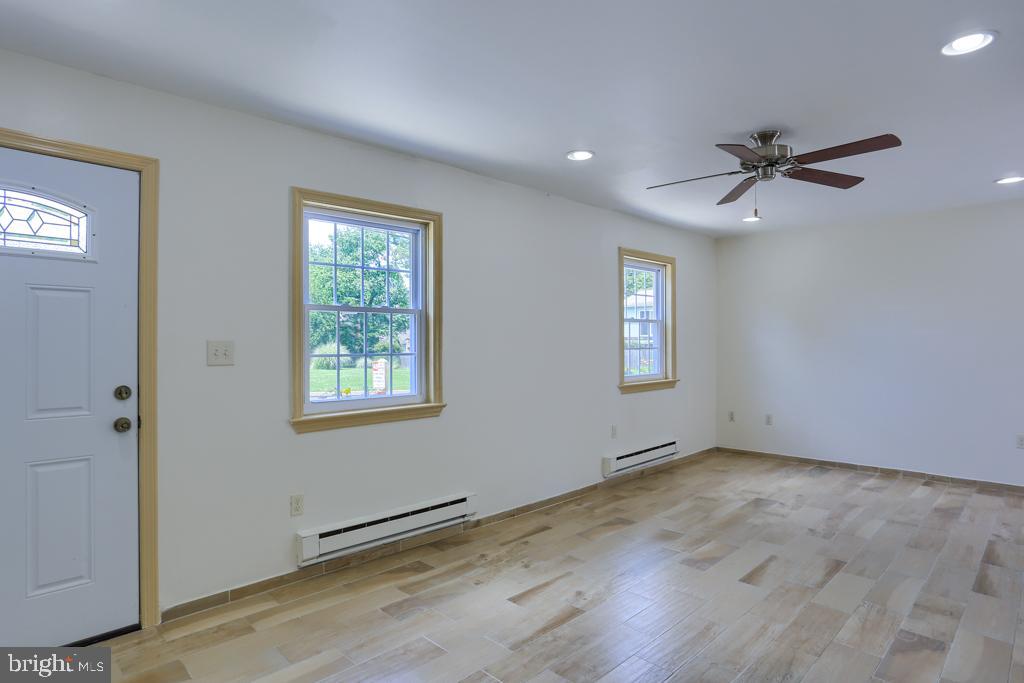 924 Grofftown Road Lancaster, PA 17602 - Photo 3 of 25 Gallery Image 3