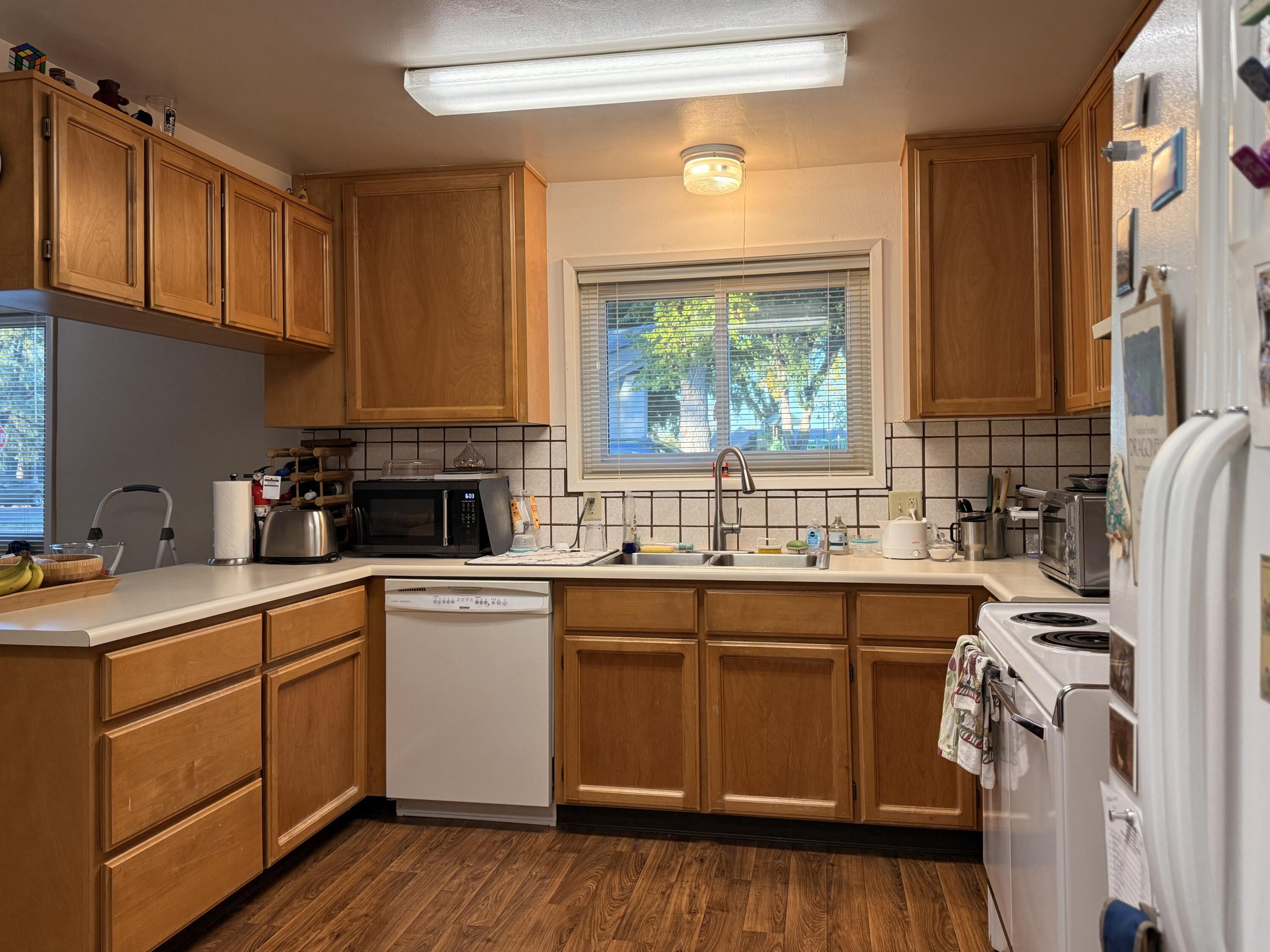 546 Laurel Street Central Point, OR 97502 - Photo 3 of 18 kitchen