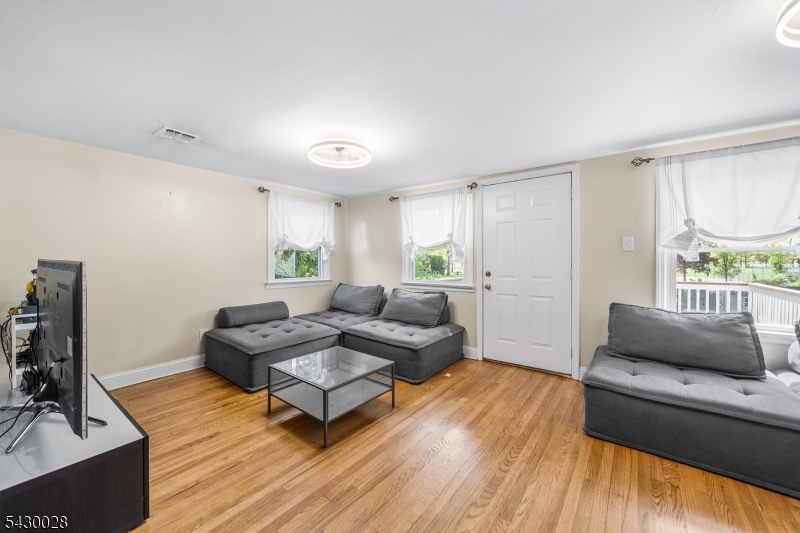124 Crain Road Paramus, NJ 07652 - Photo 23 of 48