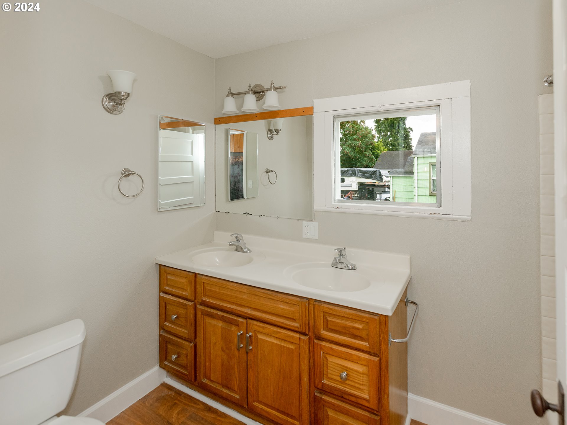 918 Northwest Greeley Street Camas, WA 98607 - Photo 20 of 39 a spacious bathroom with 2 sink toilet and a mirror
