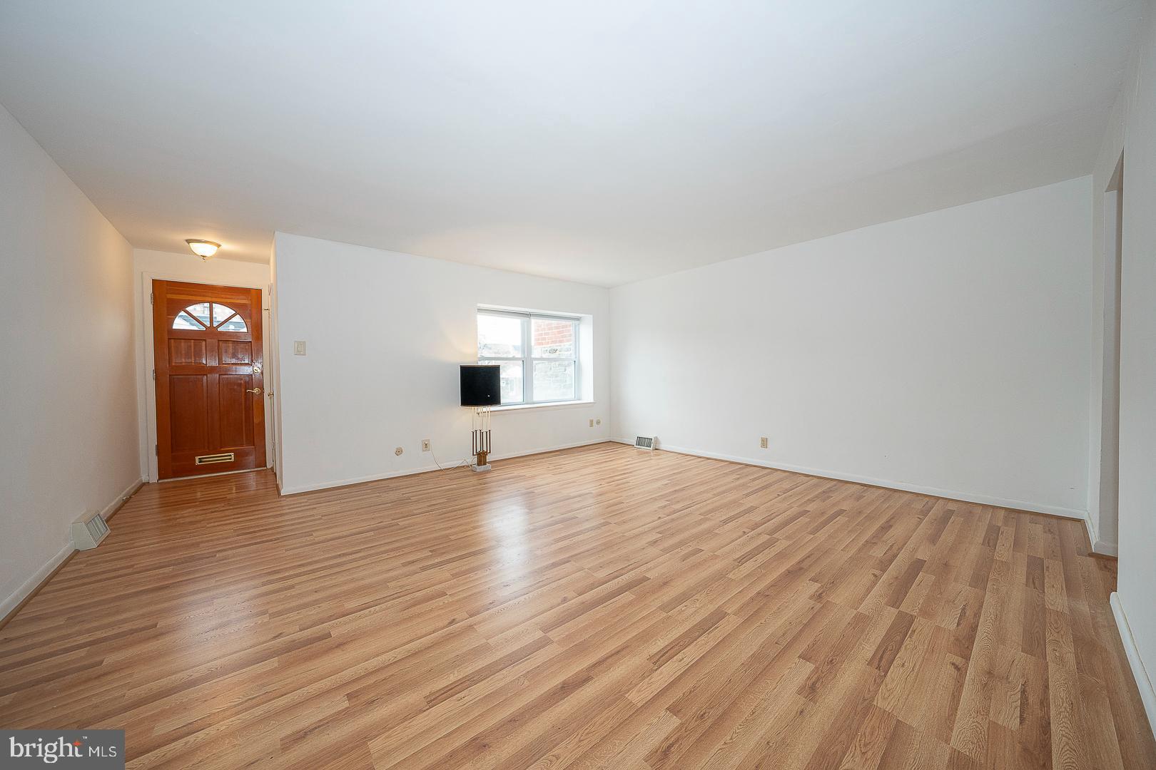 3708 West Country Club Road Philadelphia, PA 19131 - Photo 3 of 23 Living Room