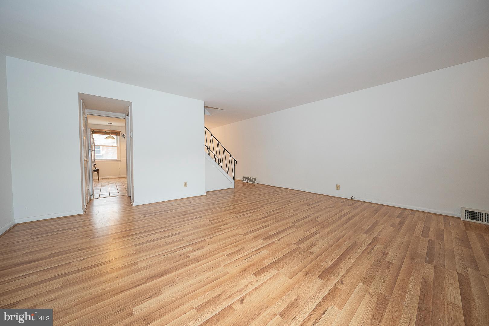 3708 West Country Club Road Philadelphia, PA 19131 - Photo 4 of 23 Living Room