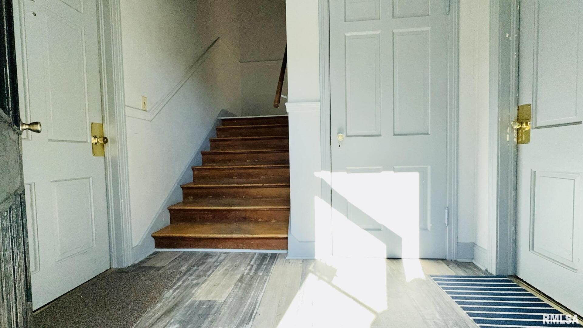 419 East Church Street Benton, IL 62812 - Photo 5 of 16 a view of an entryway