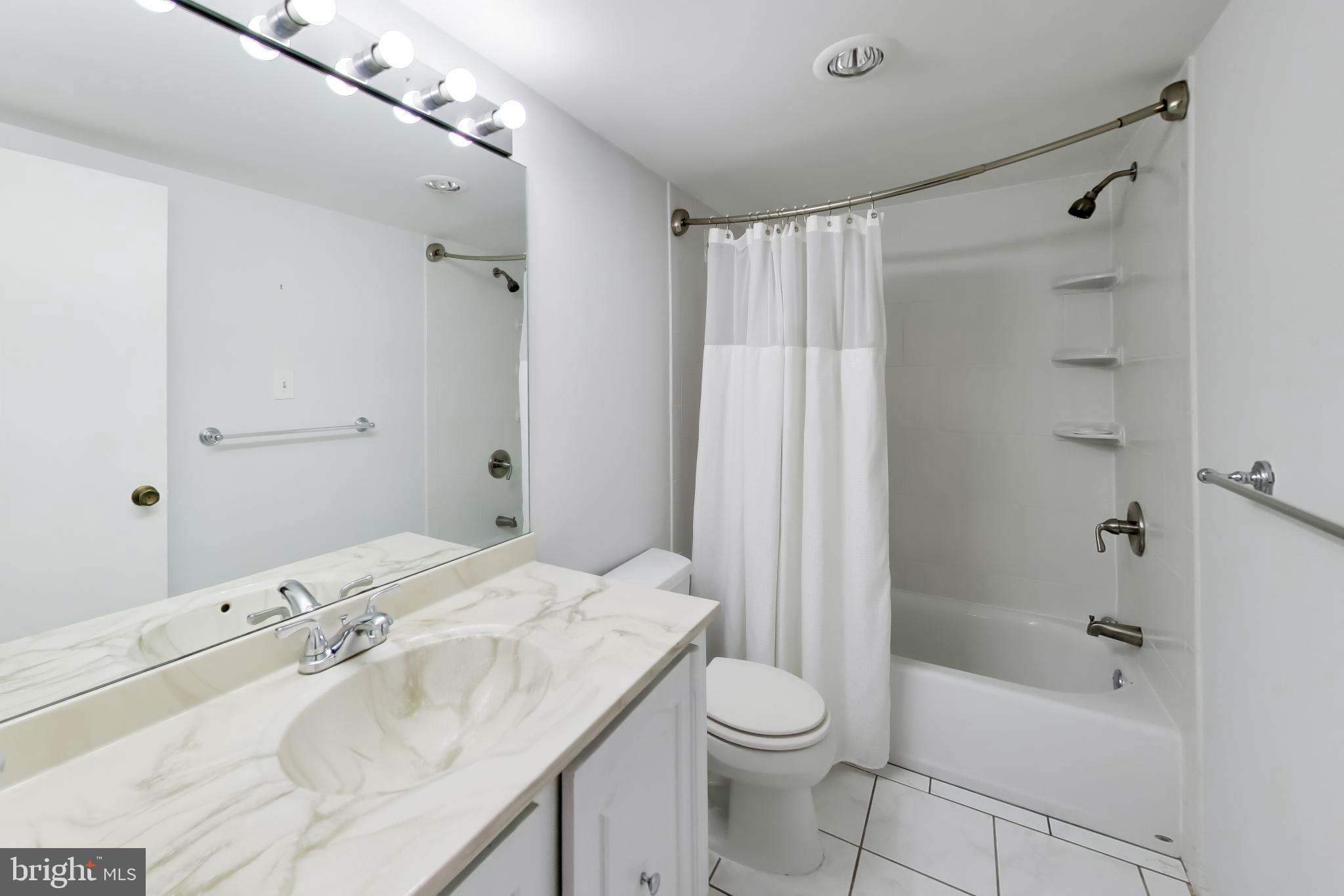 5225 Pooks Hill Road, Unit 220N Bethesda, MD 20814 - Photo 22 of 51 UNIT BATHROOM