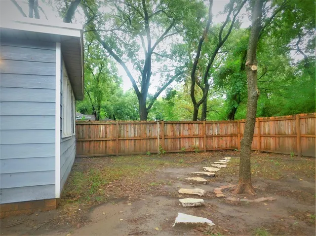a view of a backyard