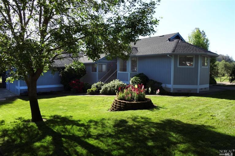 a view of a backyard with garden