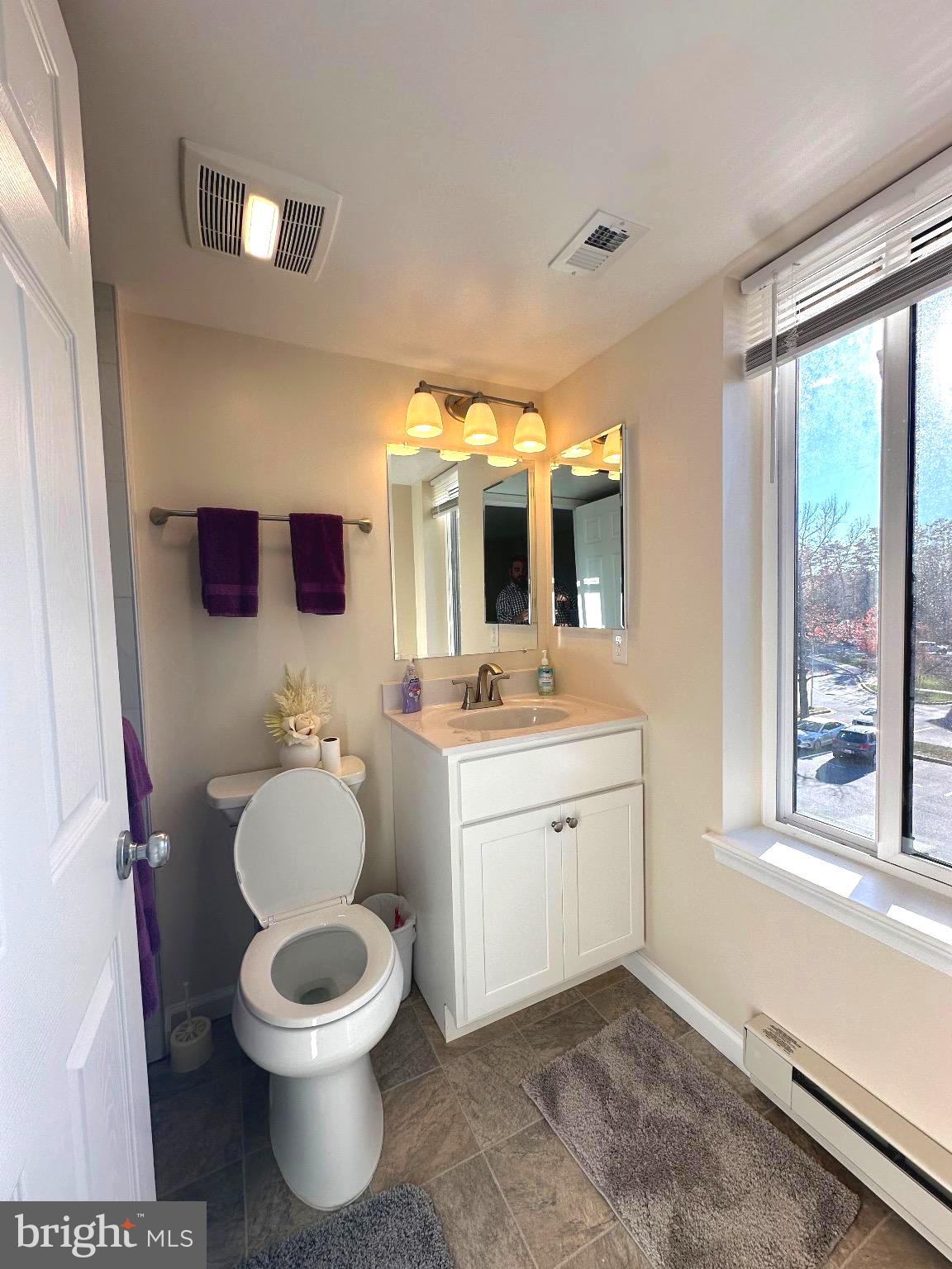 15210 Elkridge Way, Unit 913K Silver Spring, MD 20906 - Photo 13 of 47 Bright en suite bathroom